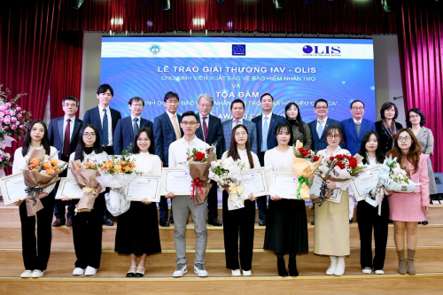 IAV-OLIS Award 2023: Outstanding UEH students win First Prize

