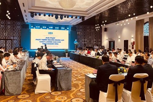 UEH Presenting at the Local Policy Forum "Training and developing human resources in Khanh Hoa Province"

